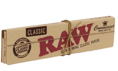RAW - Classic "Connoisseur" - Rolling Papers - King Size + Tips - 32 Leaves